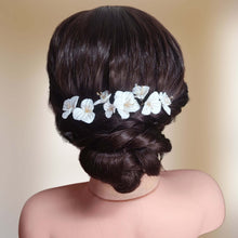 Charger l&#39;image dans la galerie, Lot de 4 épingles à chignon fleurs blanches en porcelaine froide pour chignon ou coiffure de mariage