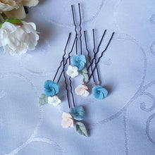 Charger l'image dans la galerie, Lot d’épingles à cheveux avec fleurs bleues en porcelaine, accessoires mariage délicats faits main