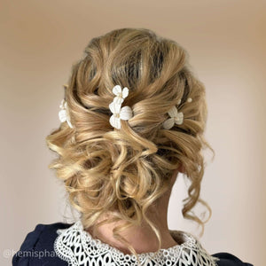 Lot de trois épingles à cheveux avec fleurs blanches en porcelaine froide et perles naturelles d'eau douce pour coiffure de mariage