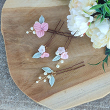Charger l'image dans la galerie, Epingles cheveux Elina en porcelaine fleurs rose et ivoire avec feuilles et perles, accessoires mariage artisanaux