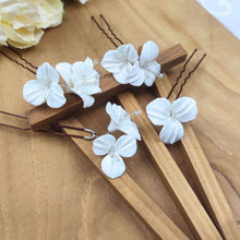 Charger l&#39;image dans la galerie, Lot de 4 épingles à chignon fleurs blanches en porcelaine froide pour chignon ou coiffure de mariage