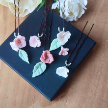 Charger l'image dans la galerie, Épingles Rosalia en fleurs roses et feuilles vertes pour coiffure de mariage, accessoires floraux faits main