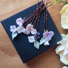Charger l'image dans la galerie, Épingles Violeta en fleurs violettes avec feuilles, accessoires de coiffure mariage faits main