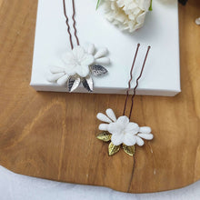 Charger l&#39;image dans la galerie, épingles à cheveux florales avec fleurs et bourgeons blancs en porcelaine froide et feuilles en laiton dorées et argentées