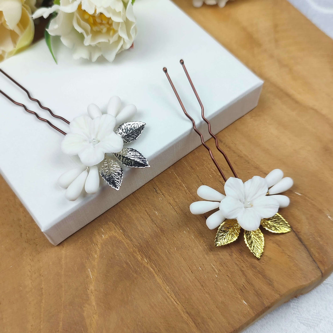 épingles à cheveux florales avec fleurs et bourgeons blancs en porcelaine froide et feuilles en laiton dorées et argentées