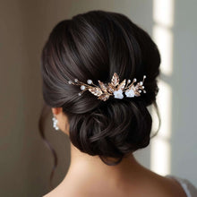 Charger l&#39;image dans la galerie, lot de 3 épingles à cheveux avec perles nacrées, cristal transparent, feuilles dorées et fleurs blanches en porcelaine froide pour coiffure de mariage