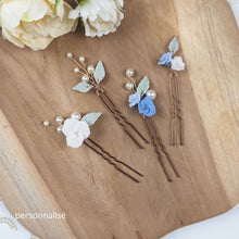 Charger l'image dans la galerie, Epingles cheveux Elina personnalisées en fleurs de porcelaine bleue et ivoire avec perles, accessoires mariage sur mesure
