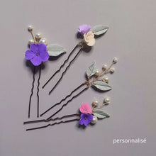 Charger l'image dans la galerie, Epingles cheveux Elina personnalisées en fleurs de porcelaine violette et rose avec perles, accessoires mariage sur mesure