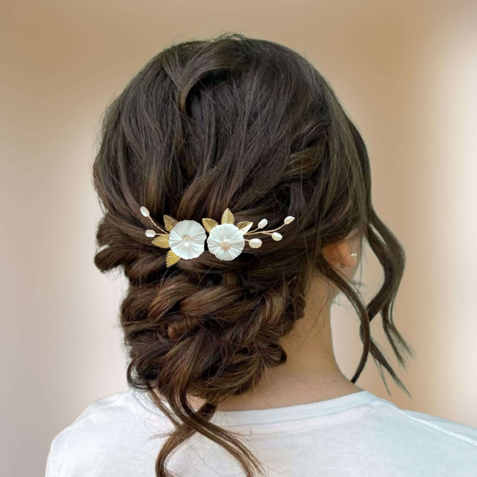 Lot de 2 épingles à cheveux avec fleurs blanches en argile polymère, perles naturelles d'eau douce et feuilles dorées pour coiffure de mariage ou soirée