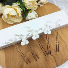 Charger l&#39;image dans la galerie, Lot de 5 épingles à cheveux florales avec fleurs et feuilles blanches en porcelaine froide, cristaux transparents et perles naturelles d&#39;eau douce pour coiffure de mariage champêtre chic