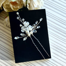 Charger l&#39;image dans la galerie, épingle à cheveux florale avec perles, cristal, strass et petites fleurs pour coiffure de mariage champêtre-chic ou bohème