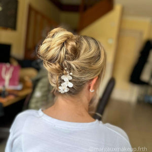 Lot de trois épingles à cheveux avec fleurs blanches en porcelaine froide et perles naturelles d'eau douce pour coiffure de mariage