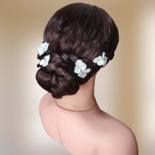 Charger l&#39;image dans la galerie, Lot de 4 épingles à chignon fleurs blanches en porcelaine froide pour chignon ou coiffure de mariage