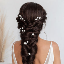 Charger l'image dans la galerie, Petites étoiles en porcelaine blanche réparties le long d’une longue tresse de mariée brune.