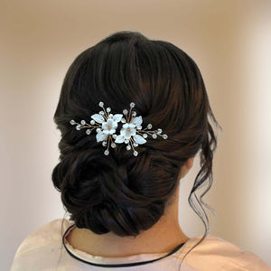 Bijou de cheveux, épingles à chignon florales avec perles naturelles d'eau douce, perles de cristal, feuilles et fleur 100% artisanales en porcelaine froide pour coiffure de mariage ou soirée
