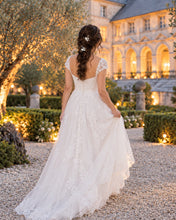 Charger l'image dans la galerie, Deux épingles de mariage à fleurs et feuilles blanches en porcelaine froide, perles naturelles et cristaux transparents, espacées le long d’une tresse souple de mariée