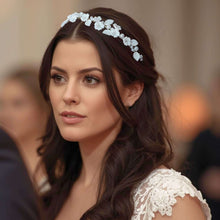 Charger l'image dans la galerie, Serre-tête floral Lysia en porcelaine et perles porté sur cheveux lâchés, bijou de tête mariage élégant.