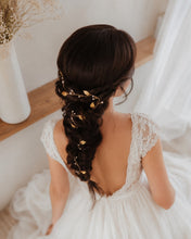 Charger l'image dans la galerie, Fine vigne de cheveux bohème romantique avec feuilles dorées et perles , portée par une mariée aux cheveux bruns sur longue tresse. Vue de haut.