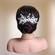 Charger l&#39;image dans la galerie, Large peigne à cheveux floral avec fleurs et feuilles blanches en porcelaine froide pour arrière tête ou chignon haut de mariage