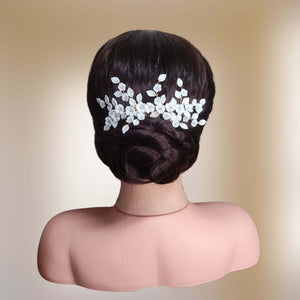 Large peigne à cheveux floral avec fleurs et feuilles blanches en porcelaine froide pour arrière tête ou chignon haut de mariage