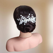 Charger l&#39;image dans la galerie, Large peigne à cheveux floral avec fleurs et feuilles blanches en porcelaine froide pour arrière tête ou chignon haut de mariage