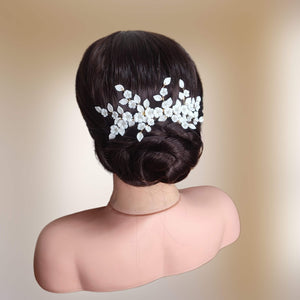 Large peigne à cheveux floral avec fleurs et feuilles blanches en porcelaine froide pour arrière tête ou chignon haut de mariage