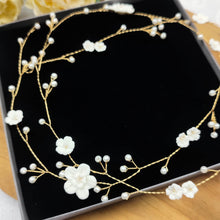 Charger l'image dans la galerie, Détail de la vigne de cheveux Juliette, fleurs en porcelaine blanche et perles délicates façonnées à la main.