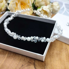 Charger l&#39;image dans la galerie, Bandeau de mariage en perles nacrées et cristaux transparents – modèle Hermine