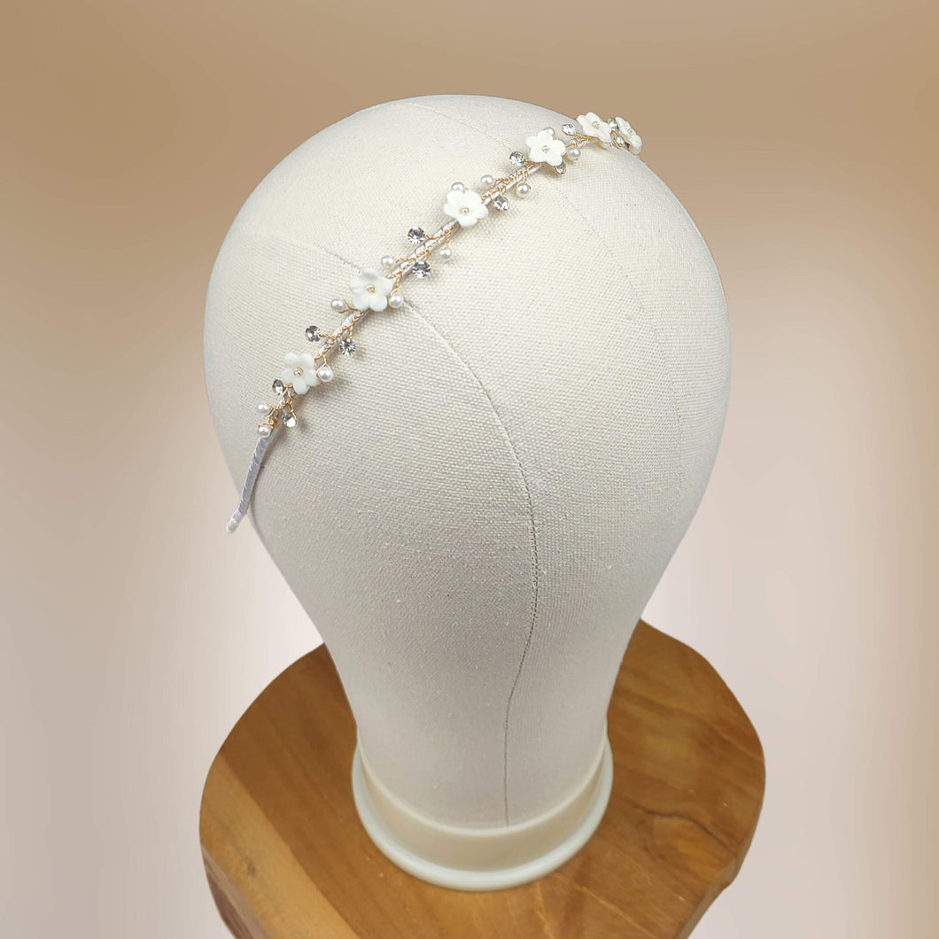 Serre-tête fin avec perles nacrées, cristaux de strass transparents et petites fleurs blanches en porcelaine froide pour coiffure de mariage ou communion