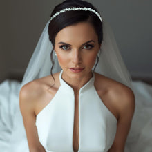 Charger l&#39;image dans la galerie, Mariée avec bandeau de mariage en perles blanches et cristaux – modèle Hermine