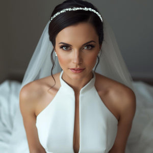Mariée avec bandeau de mariage en perles blanches et cristaux – modèle Hermine