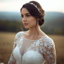 Charger l&#39;image dans la galerie, Serre-tête mariage Carine porté en extérieur, fleurs blanches en porcelaine et perles nacrées