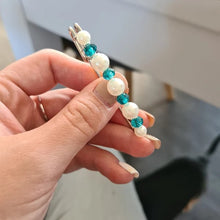 Charger l&#39;image dans la galerie, Broche Attache-traîne pour robe de mariée en perles et cristal bleu paon