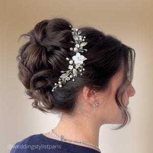 Long bijou de cheveux pour arrière-tête avec perles, cristaux, feuilles argentées et fleurs blanches pour coiffure de mariage bohème ou champêtre-chic