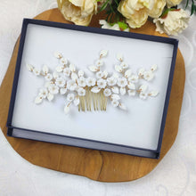 Charger l&#39;image dans la galerie, Large peigne à cheveux floral avec fleurs et feuilles blanches en porcelaine froide pour arrière tête ou chignon haut de mariage