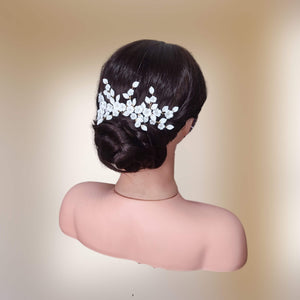 Large peigne à cheveux floral avec fleurs et feuilles blanches en porcelaine froide pour arrière tête ou chignon haut de mariage