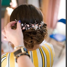 Charger l&#39;image dans la galerie, Long bijou de cheveux pour arrière-tête avec perles, cristaux, feuilles or rose et fleurs blanches pour coiffure de mariage bohème ou champêtre-chic