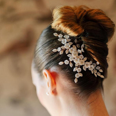 Large peigne à cheveux floral avec fleurs et feuilles blanches en porcelaine froide pour arrière tête ou chignon haut de mariage