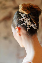 Charger l&#39;image dans la galerie, Large peigne à cheveux floral avec fleurs et feuilles blanches en porcelaine froide pour arrière tête ou chignon haut de mariage