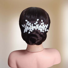 Charger l&#39;image dans la galerie, Large peigne à cheveux floral avec fleurs et feuilles blanches en porcelaine froide pour arrière tête ou chignon haut de mariage