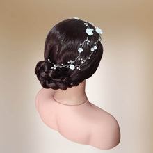 Charger l&#39;image dans la galerie, Longue vigne de cheveux pour mariage bohème ou champêtre avec fleurs blanches en porcelaine froide et perles nacrées