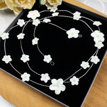 Charger l&#39;image dans la galerie, Longue vigne de cheveux minimaliste avec fleurs blanches en porcelaine froide pour coiffure de mariage champêtre chic