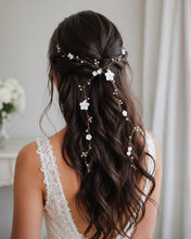 Charger l'image dans la galerie, Demi-attache de mariée vue de trois quarts avec une longue liane de cheveux ornée de fleurs blanches et de perles nacrées