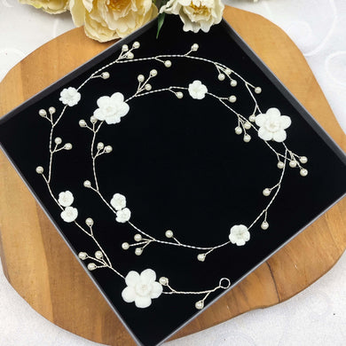 Longue vigne de cheveux pour mariage bohème ou champêtre avec fleurs blanches en porcelaine froide et perles nacrées