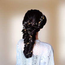 Charger l'image dans la galerie, Liane de cheveux Armance portée sur cheveux foncés, bijou de cheveux bohème en perles, cristaux et feuilles.