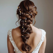 Charger l'image dans la galerie, Liane de cheveux Armance portée sur coiffure tressée bohème, bijou de cheveux mariage en perles, cristaux et feuilles.