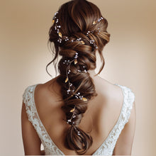 Charger l'image dans la galerie, Liane de cheveux Armance portée sur coiffure tressée bohème, bijou de cheveux mariage en perles, cristaux et feuilles.