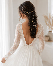Charger l'image dans la galerie, Longue vigne de cheveux avec perles, cristaux et feuilles dorées entrelacée dans une coiffure tressée de mariée romantique, vue de 3/4 gauche