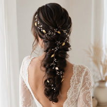 Charger l'image dans la galerie, Longue vigne de cheveux avec perles, cristaux et feuilles dorées entrelacée dans une coiffure tressée de mariée romantique, vue de dos