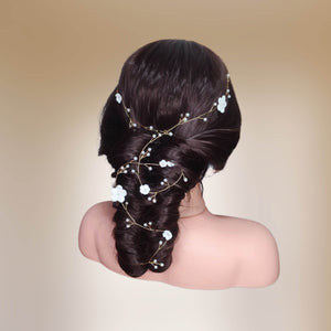 Longue vigne de cheveux pour mariage bohème ou champêtre avec fleurs blanches en porcelaine froide et perles nacrées